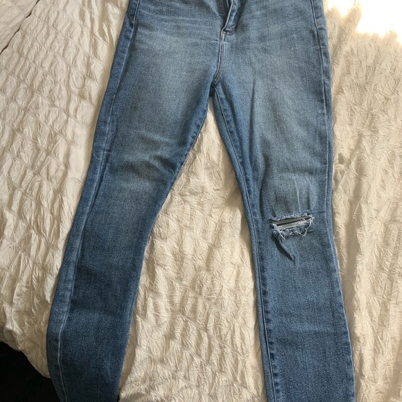 Size 29 Guess Jeans - Picture 3 of 3